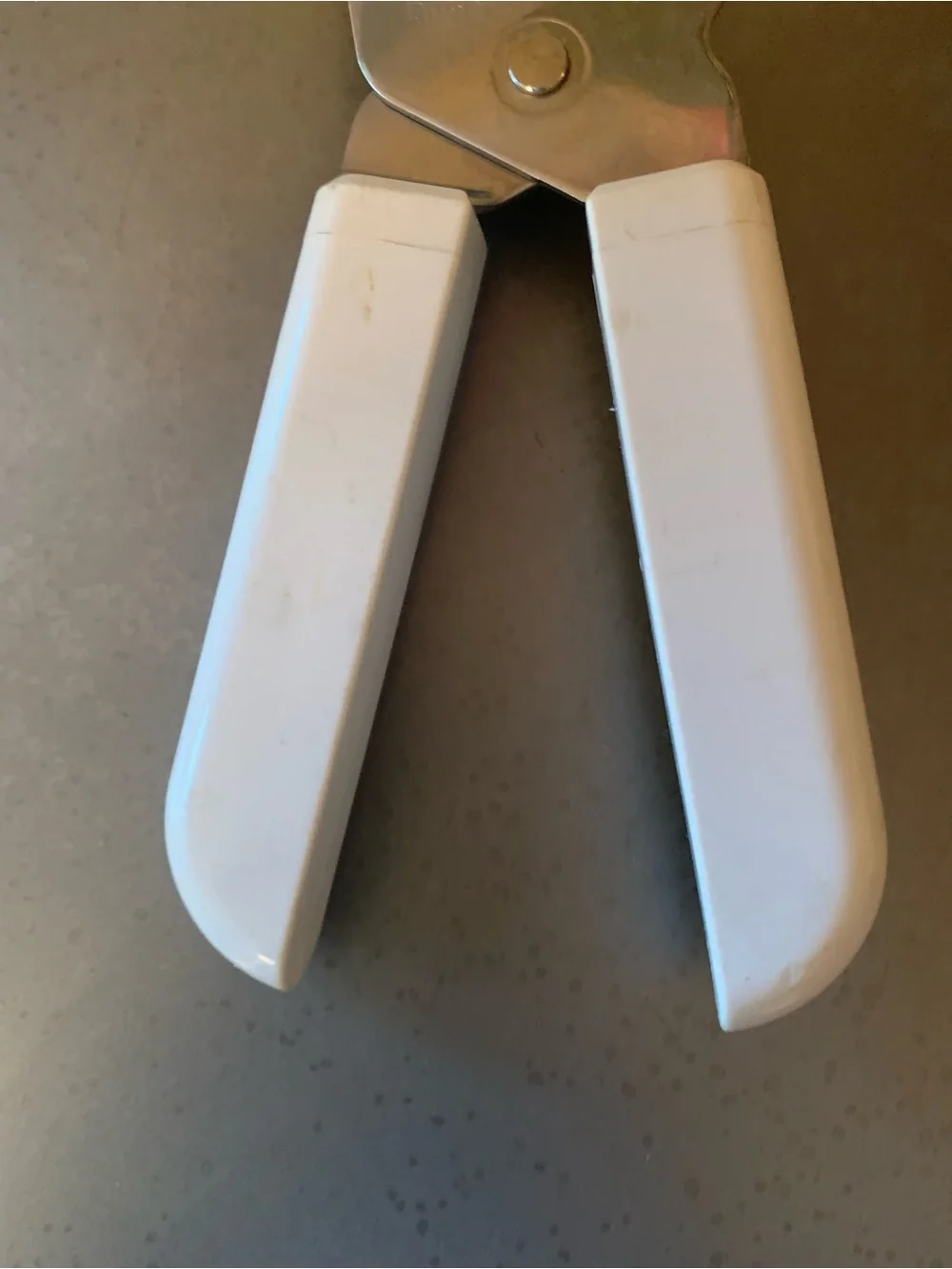 The Pampered Chef safety smooth edge, manual WHITE and SILVER can opener.